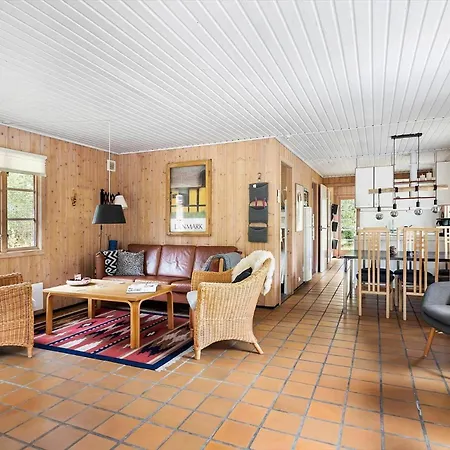 1573-aakirkeby-fyrreskoven-36 *